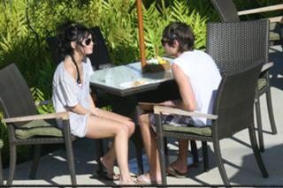 Vanessa Hudgens feet photo thumbnail