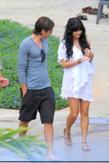Vanessa Hudgens feet photo thumbnail