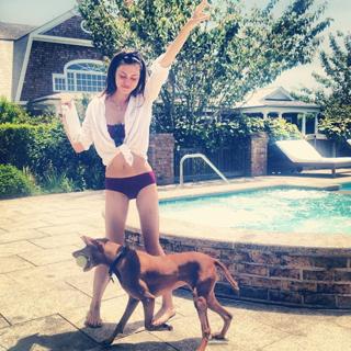 Phoebe Tonkin feet photo thumbnail
