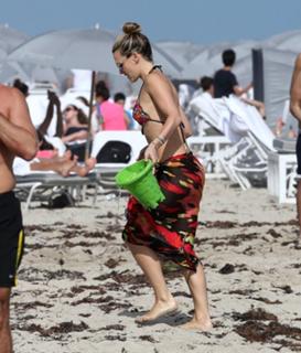 Molly Sims feet photo thumbnail