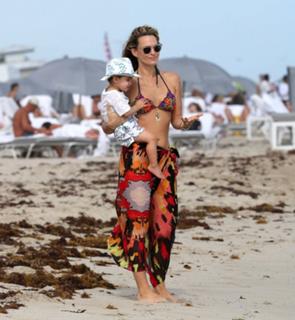 Molly Sims feet photo thumbnail