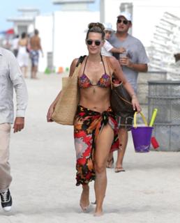 Molly Sims feet photo thumbnail