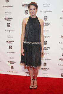 Shailene Woodley feet photo thumbnail