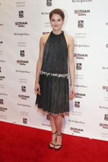 Shailene Woodley feet photo thumbnail