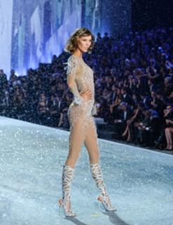 Karlie Kloss feet photo thumbnail
