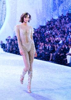 Karlie Kloss feet photo thumbnail