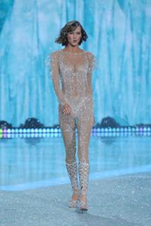 Karlie Kloss feet photo thumbnail