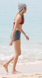 Cara Delevingne feet photo thumbnail