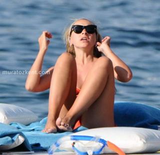 Hadise feet photo thumbnail