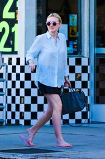 Dakota Fanning feet photo thumbnail