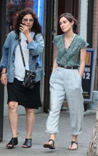 Keira Knightley feet photo thumbnail