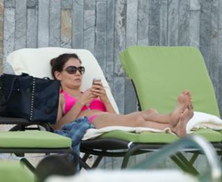 Katie Holmes feet photo thumbnail