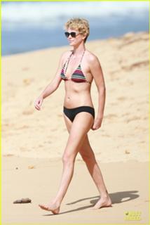 Charlize Theron feet photo thumbnail