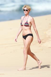 Charlize Theron feet photo thumbnail