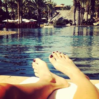 Jessica Alba feet photo thumbnail