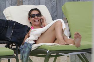 Katie Holmes feet photo thumbnail