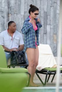 Katie Holmes feet photo thumbnail