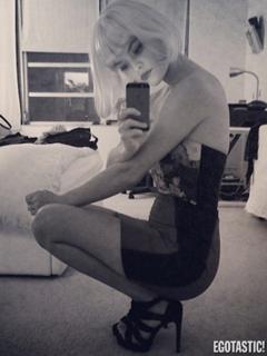 Nina Agdal feet photo thumbnail
