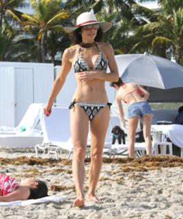 Bethenny Frankel feet photo thumbnail