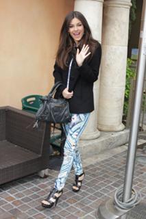 Victoria Justice feet photo thumbnail