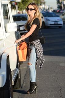 Audrina Patridge feet photo thumbnail