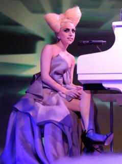 Lady Gaga feet photo thumbnail