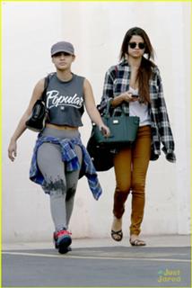 Selena Gomez feet photo thumbnail