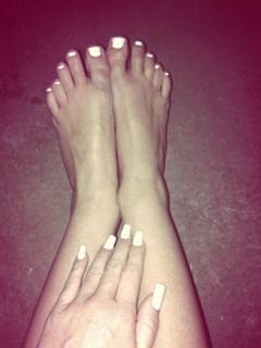 Miley Cyrus feet photo thumbnail