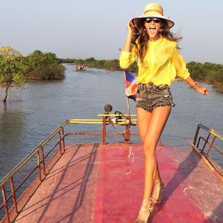 Izabel Goulart feet photo thumbnail