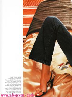 Gisele Bündchen feet photo thumbnail