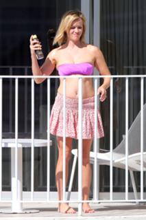 Reese Witherspoon feet photo thumbnail