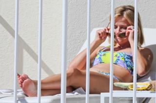 Reese Witherspoon feet photo thumbnail