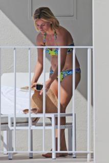 Reese Witherspoon feet photo thumbnail