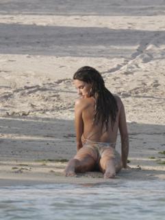 Alessandra Ambrosio feet photo thumbnail