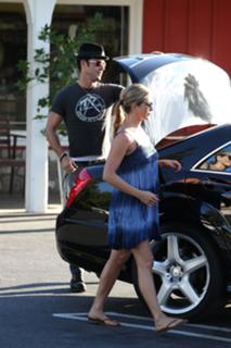 Jennifer Aniston feet photo thumbnail