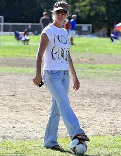 Jennie Garth feet photo thumbnail
