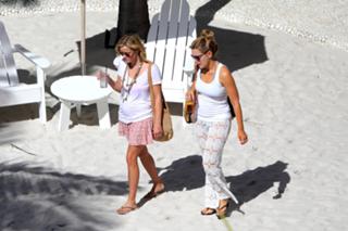 Reese Witherspoon feet photo thumbnail