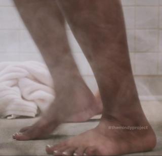 Mindy Kaling feet photo thumbnail