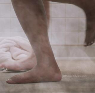 Mindy Kaling feet photo thumbnail