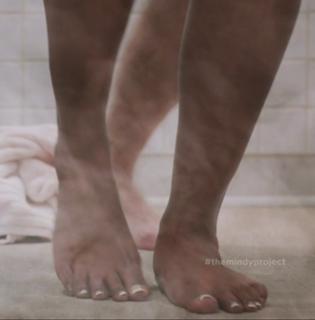 Mindy Kaling feet photo thumbnail