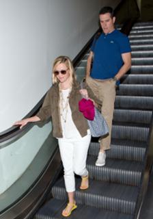 Reese Witherspoon feet photo thumbnail