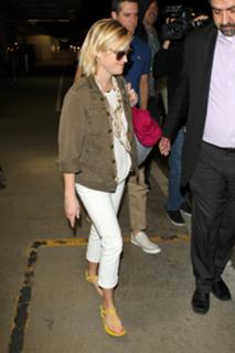Reese Witherspoon feet photo thumbnail