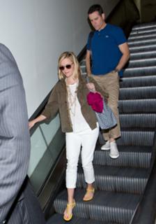Reese Witherspoon feet photo thumbnail