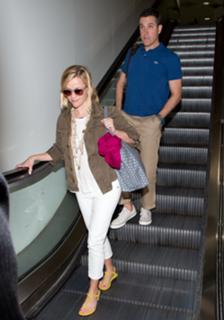 Reese Witherspoon feet photo thumbnail