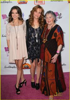 Zoey Deutch feet photo thumbnail