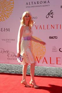 Claudia Schiffer feet photo thumbnail