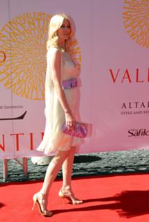 Claudia Schiffer feet photo thumbnail
