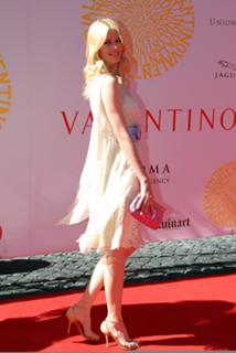 Claudia Schiffer feet photo thumbnail