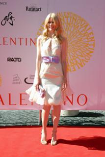 Claudia Schiffer feet photo thumbnail