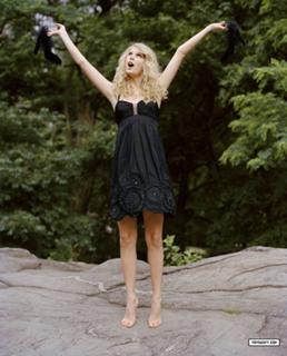 Taylor Swift feet photo thumbnail